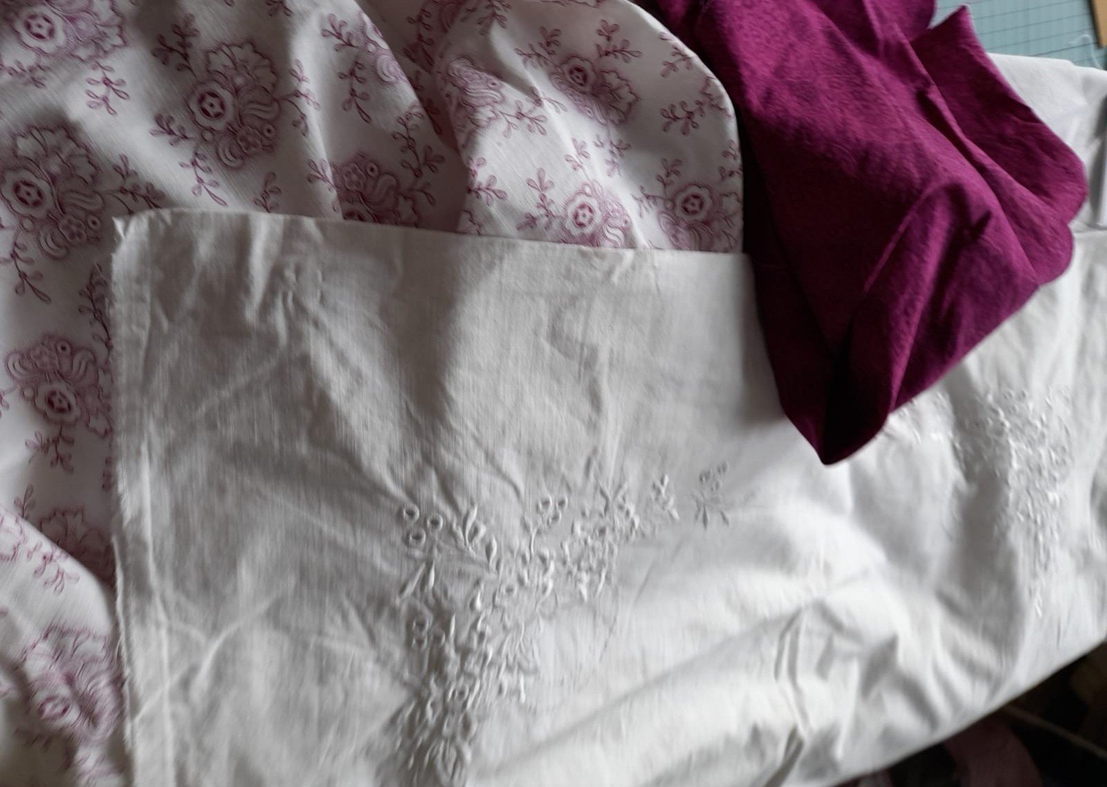 Bestickte Bettwäsche und Stoffe als Ausgangsmaterial für eine Erinnerungsdecke