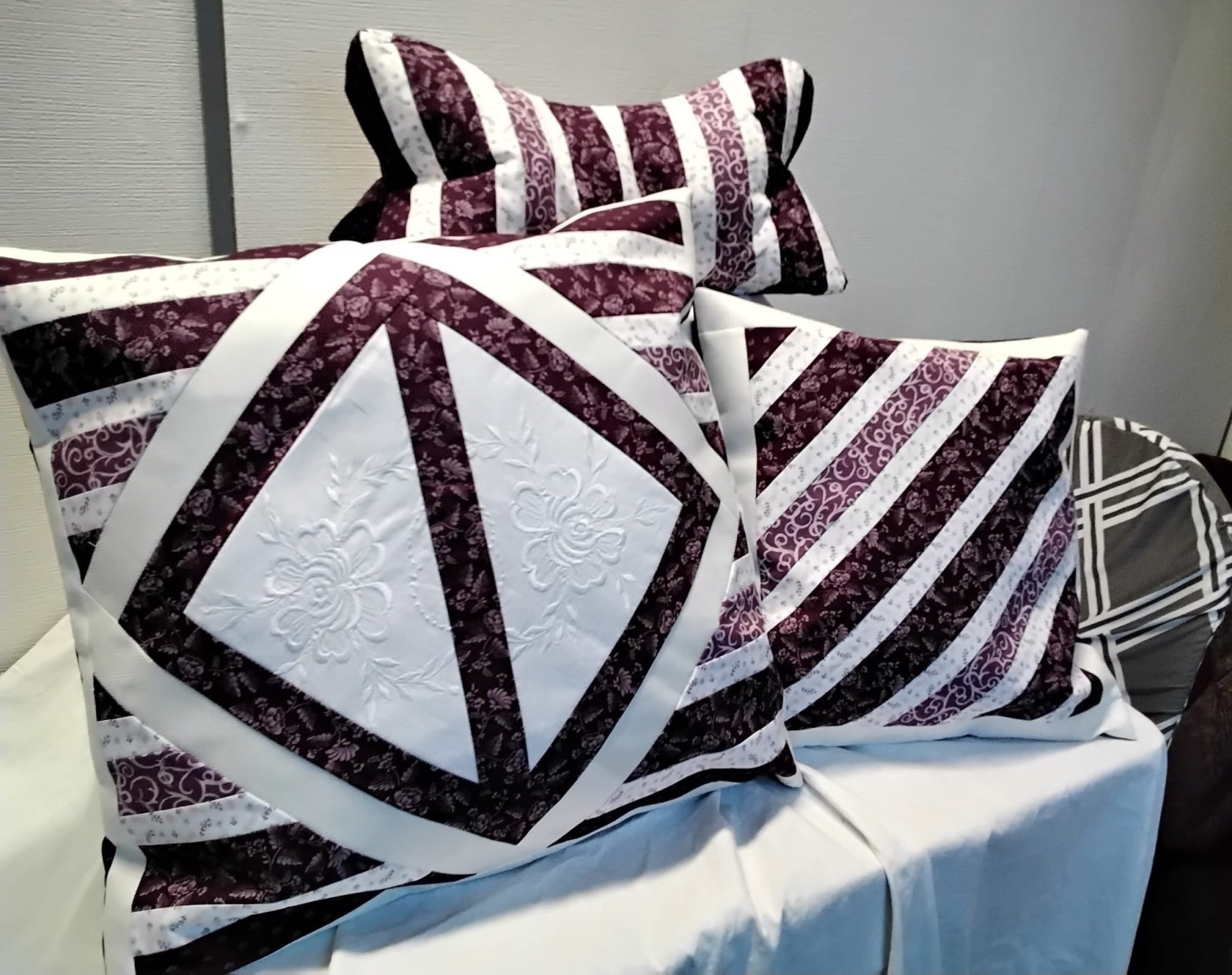 Leseknochen und Patchworkkissen in Bordeaux und Weiß mit Stickerei