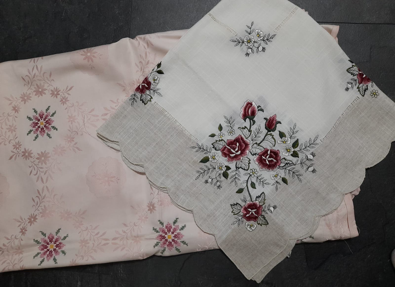 Bestickte Mitteldecke mit Rosenmotiv auf rosa Damastwäsche